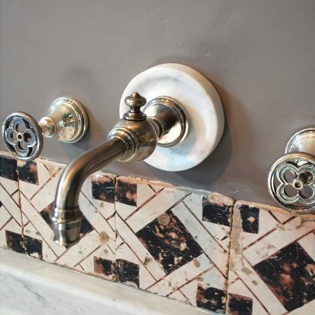 WALL-MOUNT SPOUTS